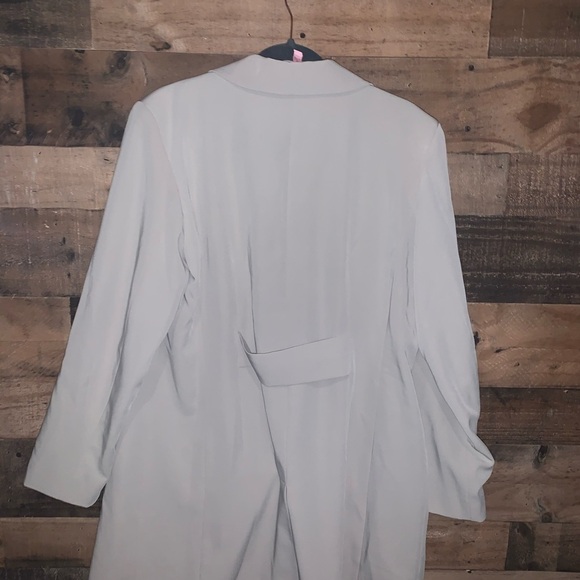 Women’s beautiful cream coat with buttons - Picture 3 of 3